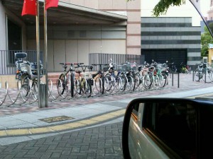 自転車が停めてあると駐輪スタンドと気づきます。